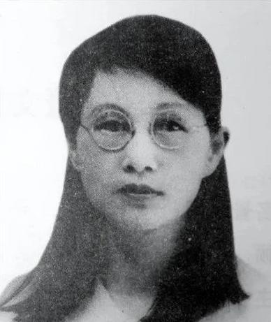 1909年，16岁的白薇与婆婆吵嘴，丈夫居然抡起凳子砸在她背上，婆婆见她倒下，扑