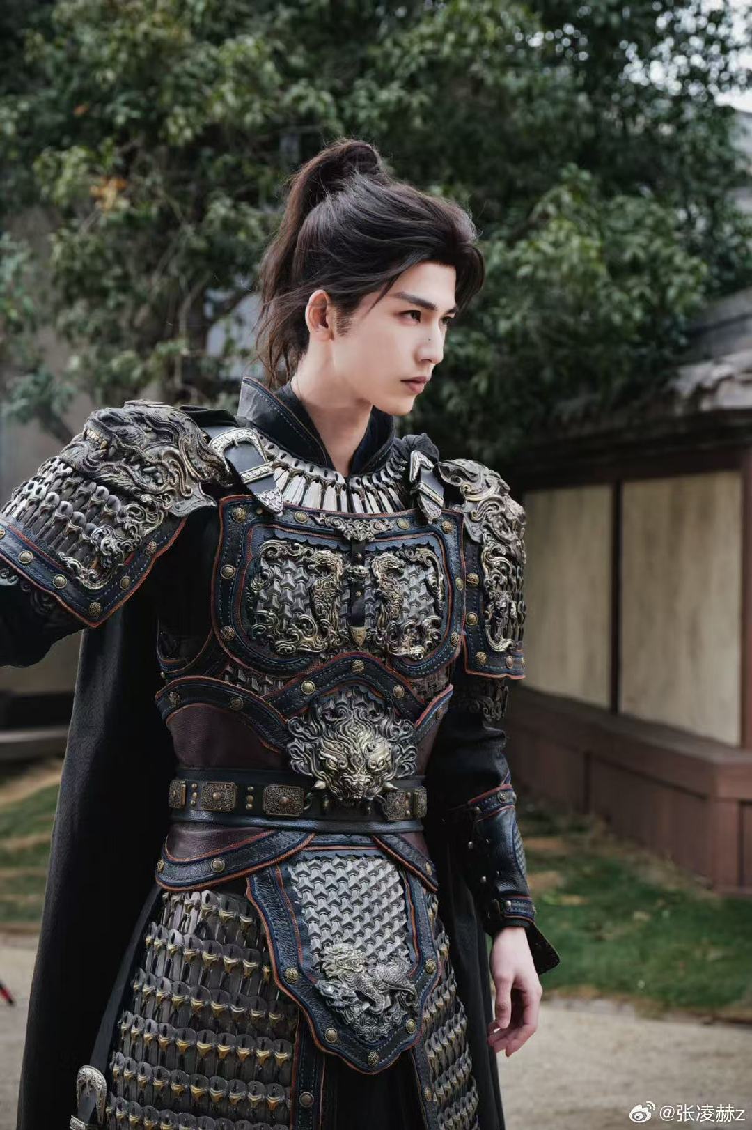 张凌赫杂志张凌赫这次杂志销量真的飞升了，众所周知他在《逐玉》里的每一套造型都精准