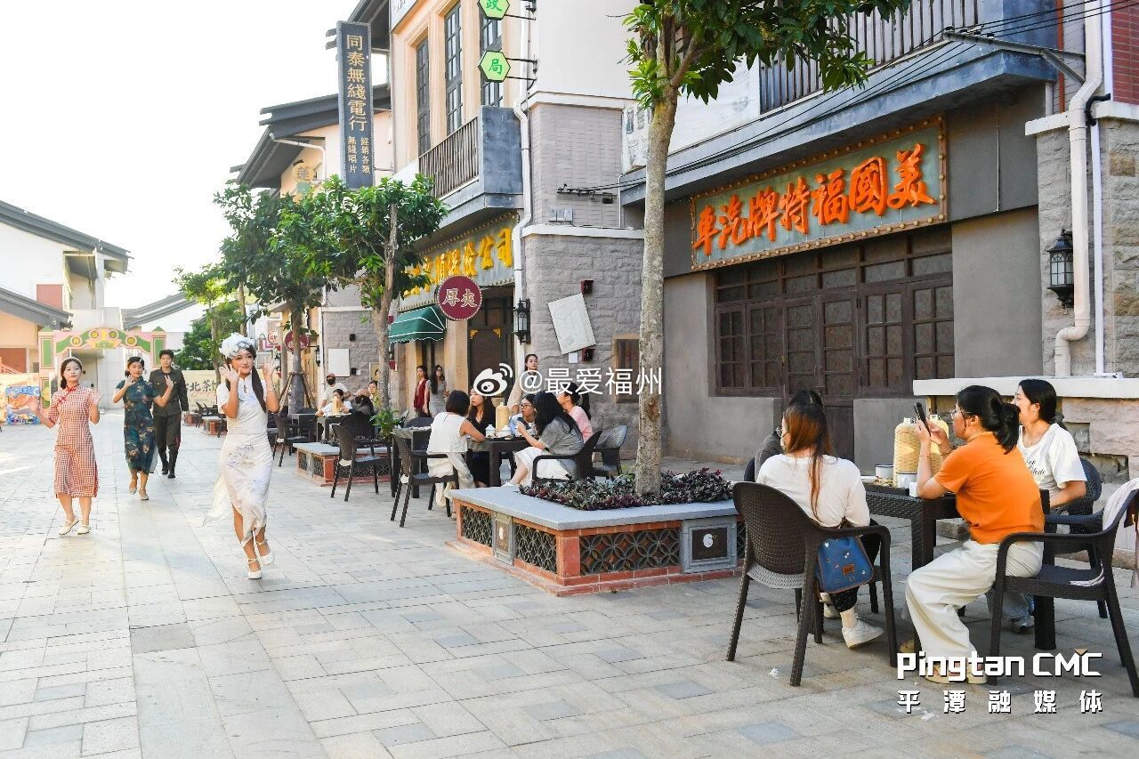 盛夏七月，平潭台湾小镇提档升级工程全面落地建筑外立面改造、夜景灯光提升等硬件配套