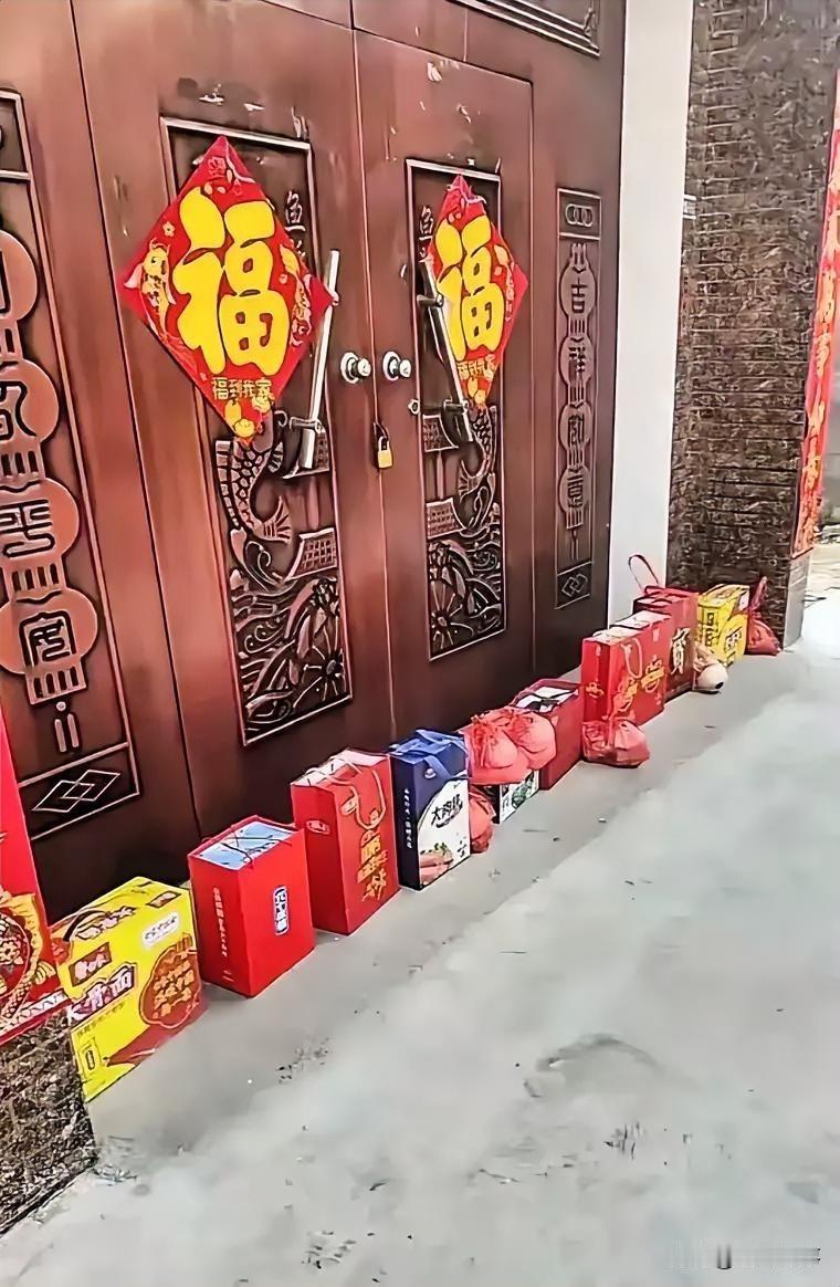 河南，舅舅舅妈为了躲开外甥外甥女们上门拜年，干脆带着全家出门旅游图清净。可就算他