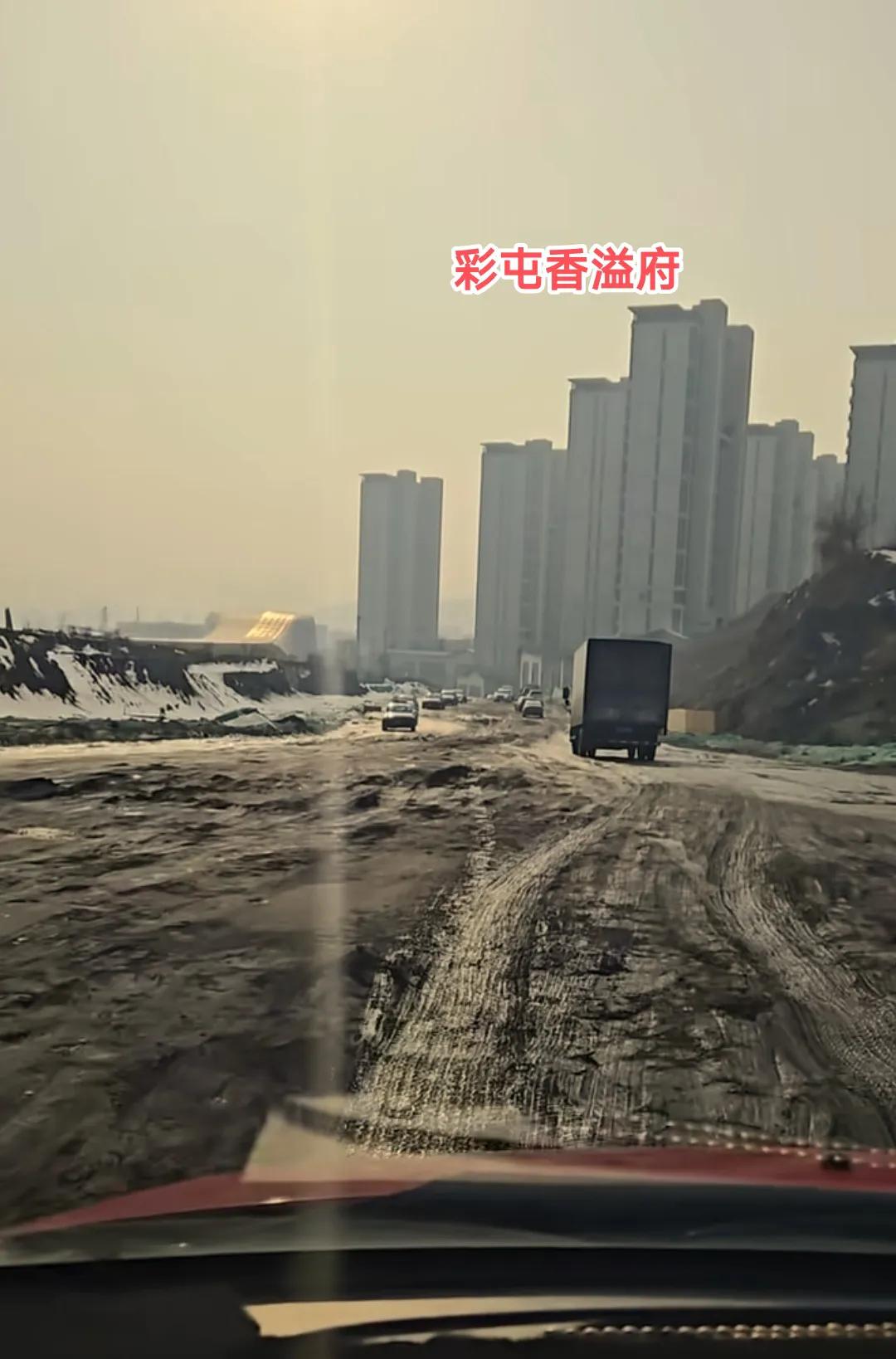 说句心里话本溪彩屯新建的小区地理位置还是很不错的，旁边还有二高中与12中教育集团