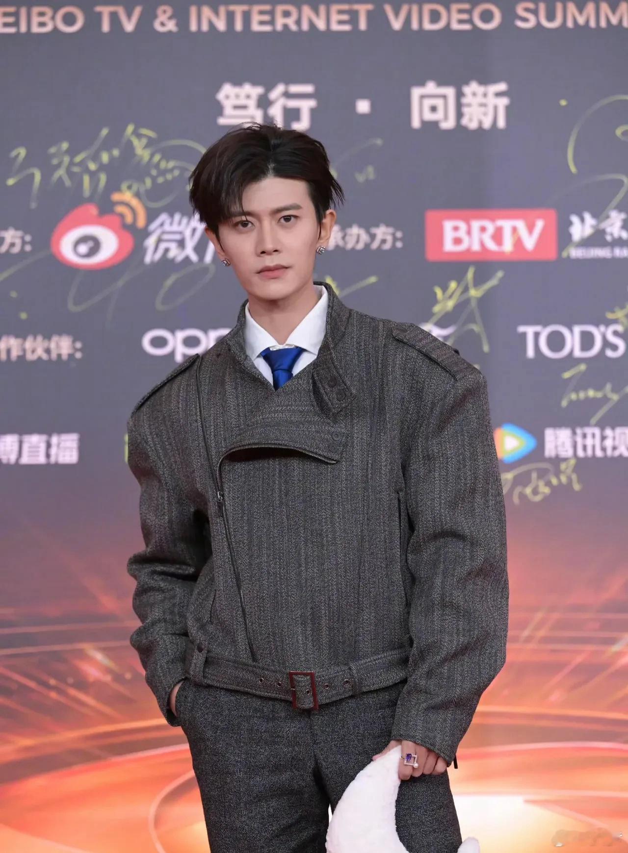 社会我国超，有种不像来走红毯的，像来收购红毯主办方的，这领带打的简直就是点睛之笔