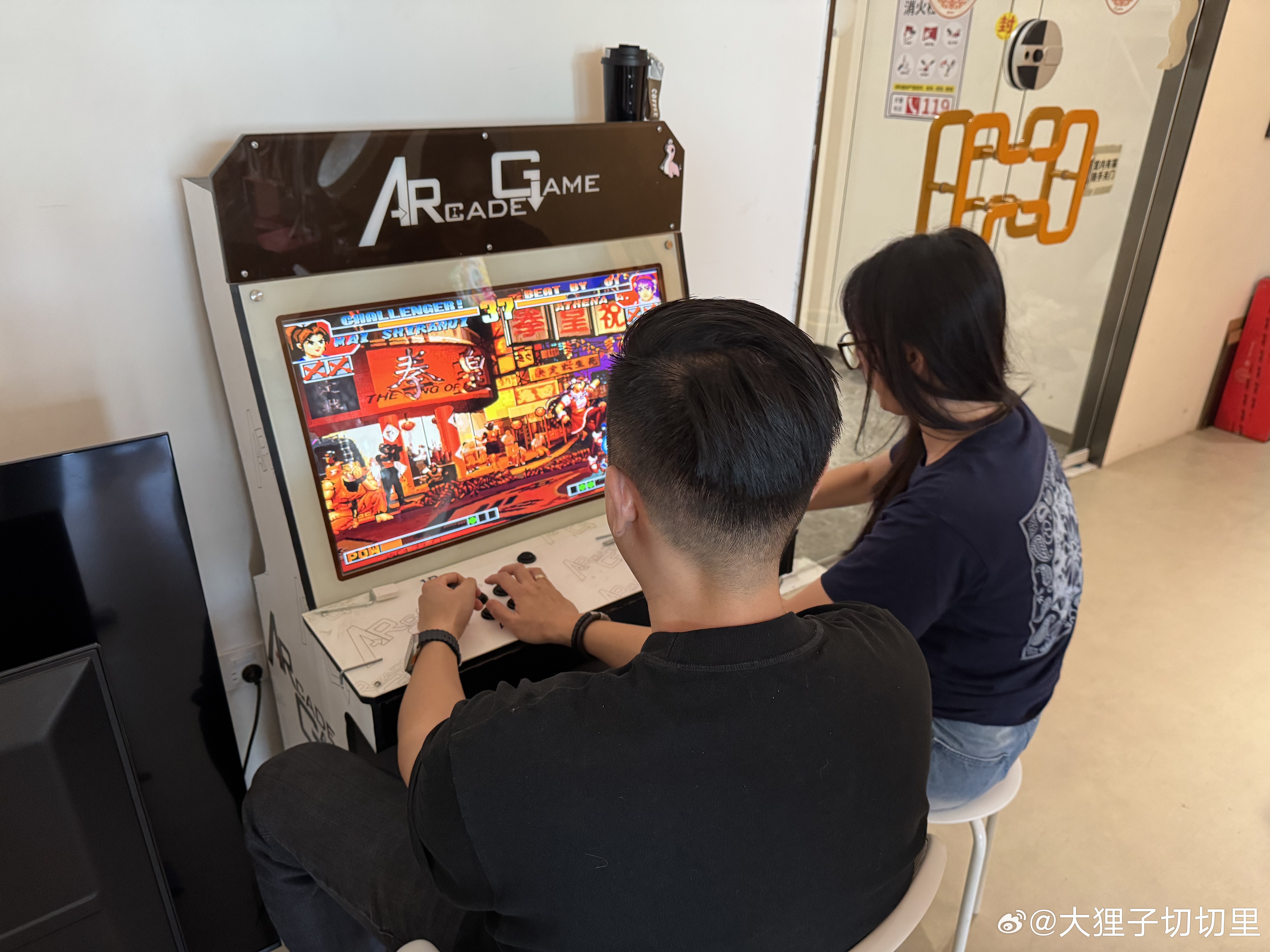 每次朋友来工作室，都会被街机吸引到，接着就是一群人围着他们，感觉像是回到小时候在