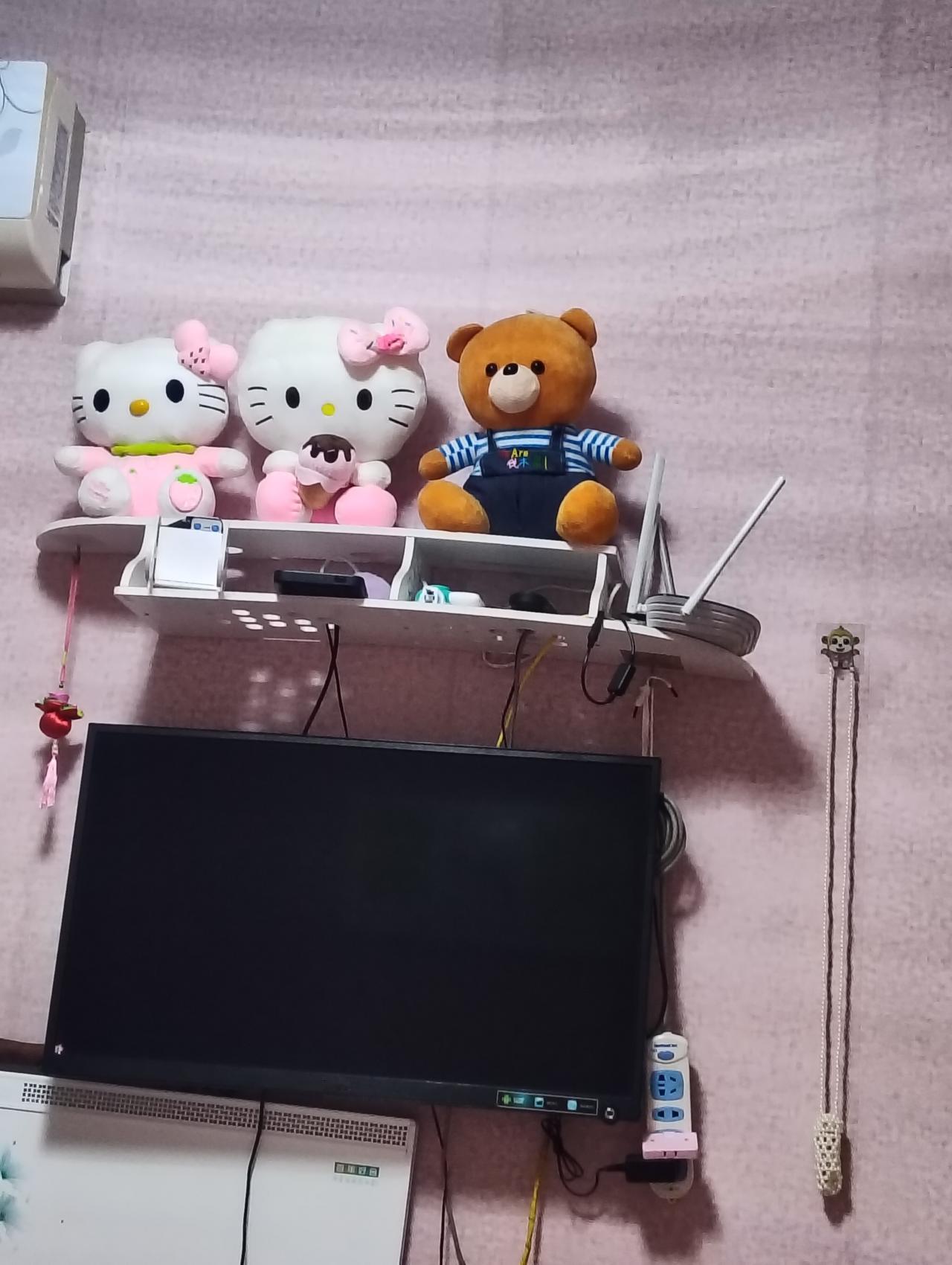 看到这张居家的照片，瞬间就觉得温馨感拉满了！粉粉的墙面搭配Hello Kitty