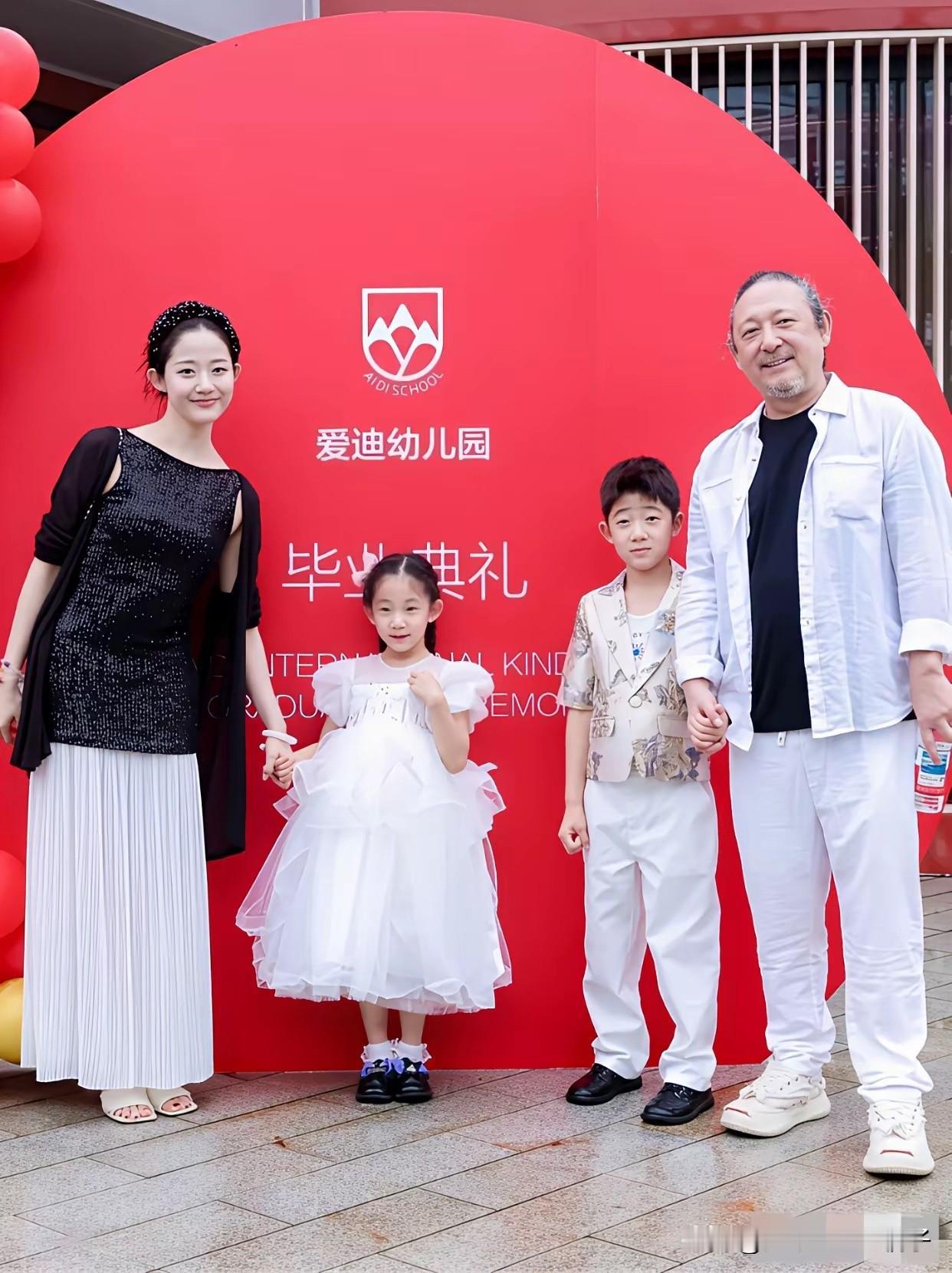 长得那么年轻漂亮，嫁给一个老头，到底图啥啊！