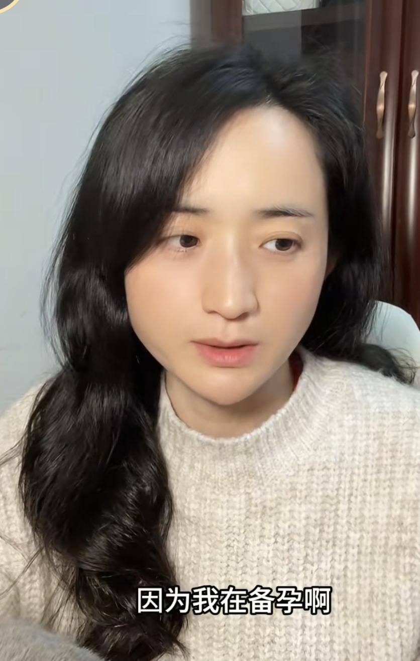 年轻女孩不能学雅典娜，没记错的话她都备孕了好几年了。什么情况呢，她应该是对象有点