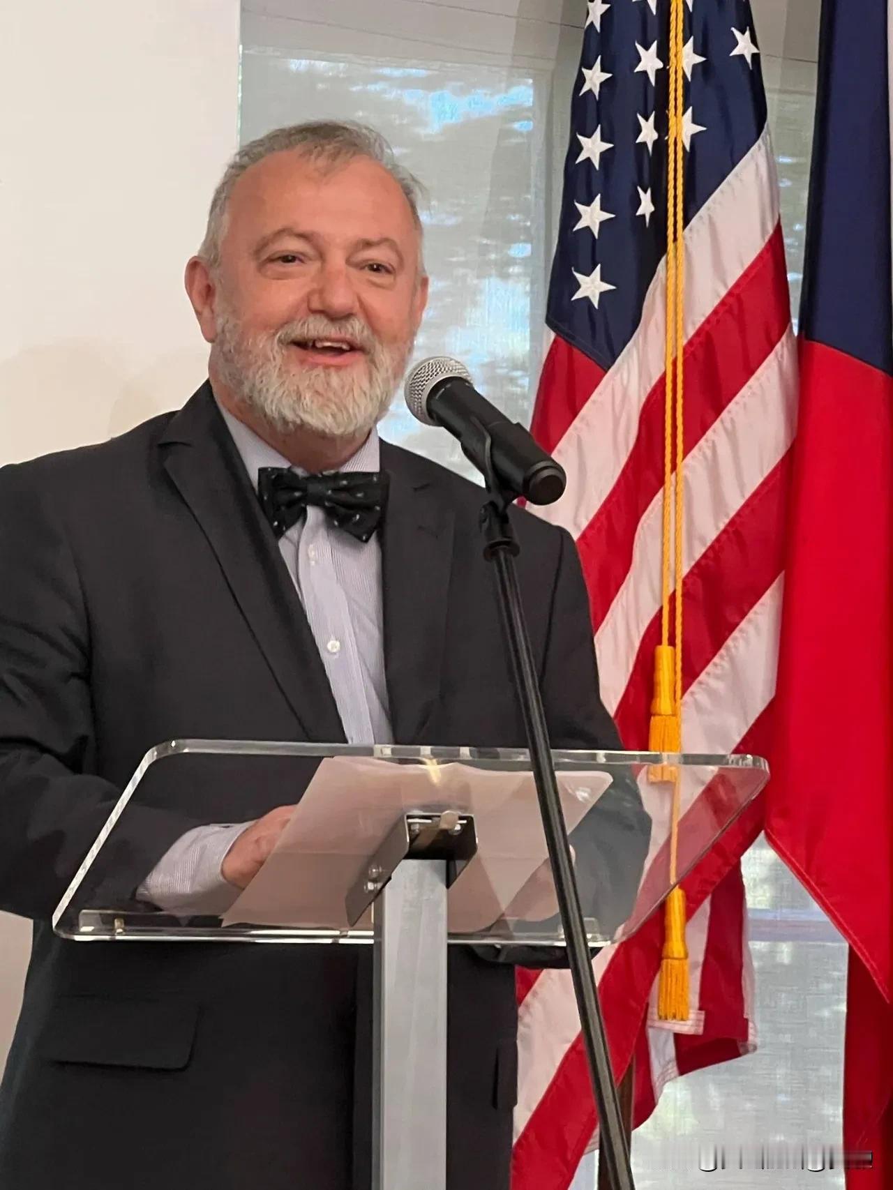 捷克意识到自己大错特错了。当地时间1月15日，捷克新任总理巴比什的国家安全顾问克