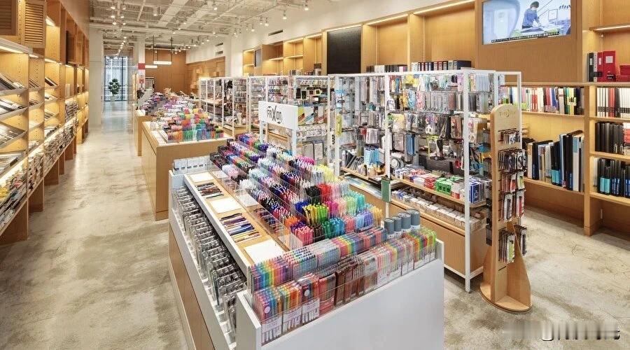 日本文具在市场上那存在感，就跟夜空中的探照灯一样，想让人忽视都难。像斑马、百乐、