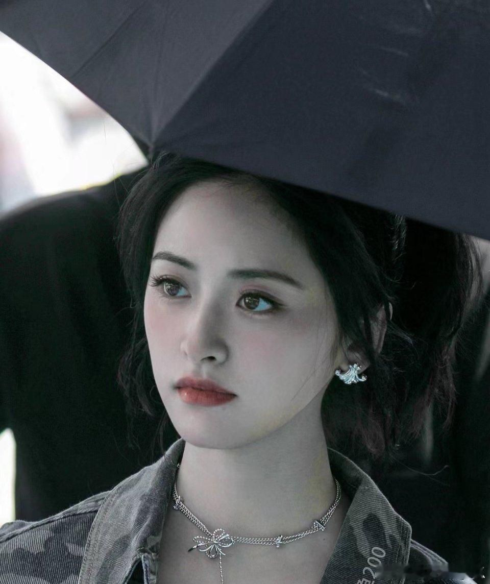 沈月是不是改风格了呀？感觉这样风格的沈月真的好像没有看见过 ​​​