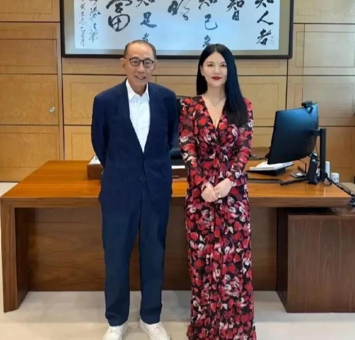 李湘近期亮相状态惊艳众人，身形大幅消瘦线条利落，面部轮廓紧致，穿搭气质也焕然一新