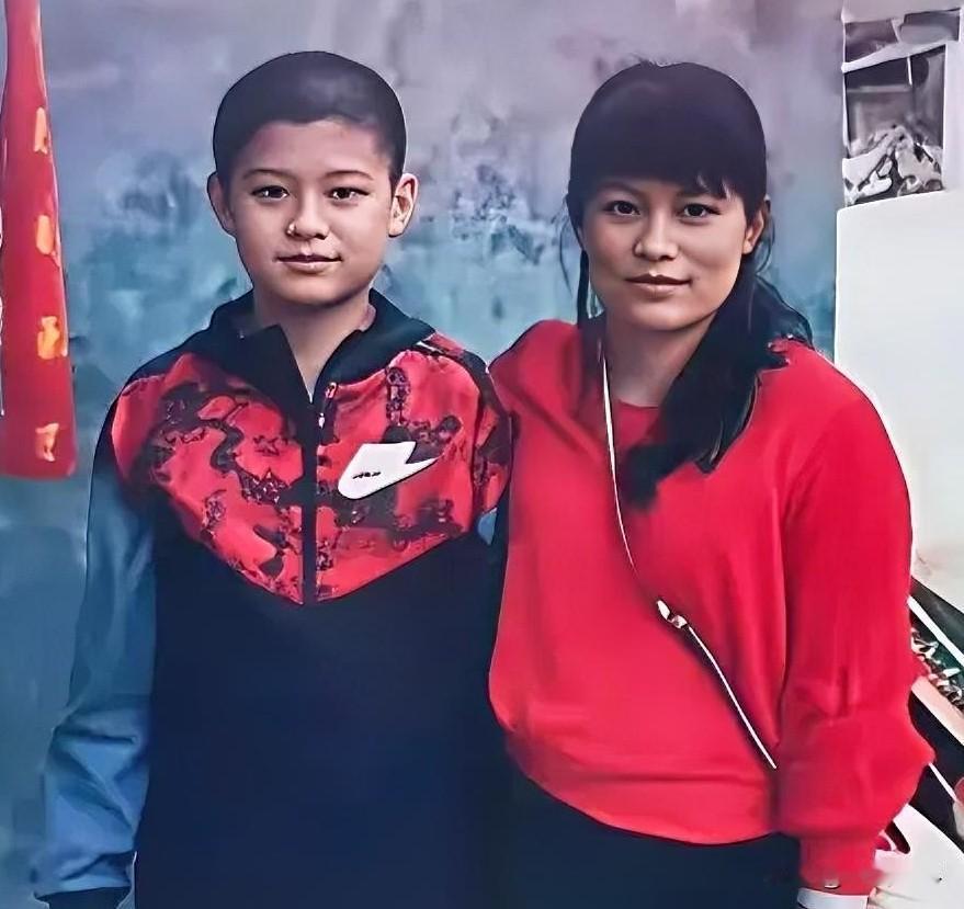 能找到男孩子脸上和妈妈长得不一样的地方吗？简直把妈妈的脸复刻了一遍。妈妈很普通，