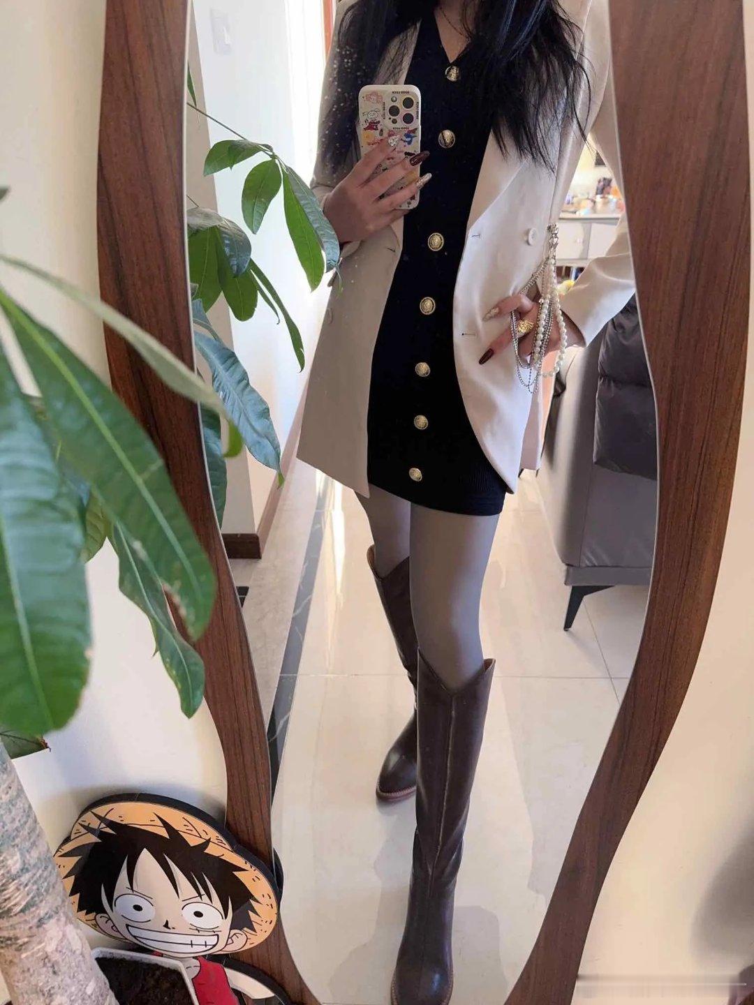 一枝红杏出墙来了 穿那个衣服好看 