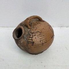 瓷说瓷话 古代瓷器小便器，俗称“夜壶”。有钱的女性也使用夜壶，见1图，已图为证。