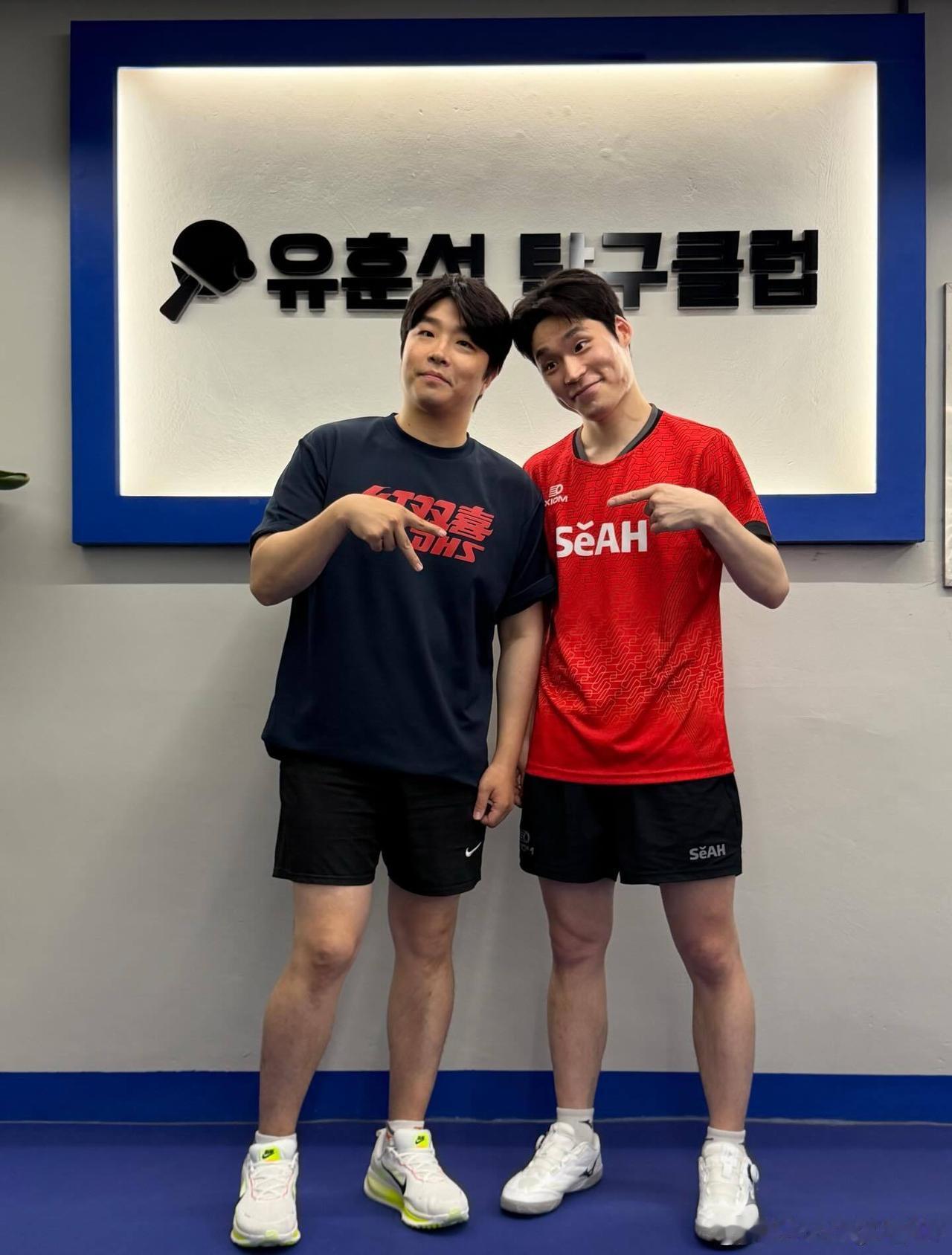 6月17日韩国男队友情还是不错的，这不张禹珍去柳勋锡乒乓球俱乐部给他搞宣传，看着