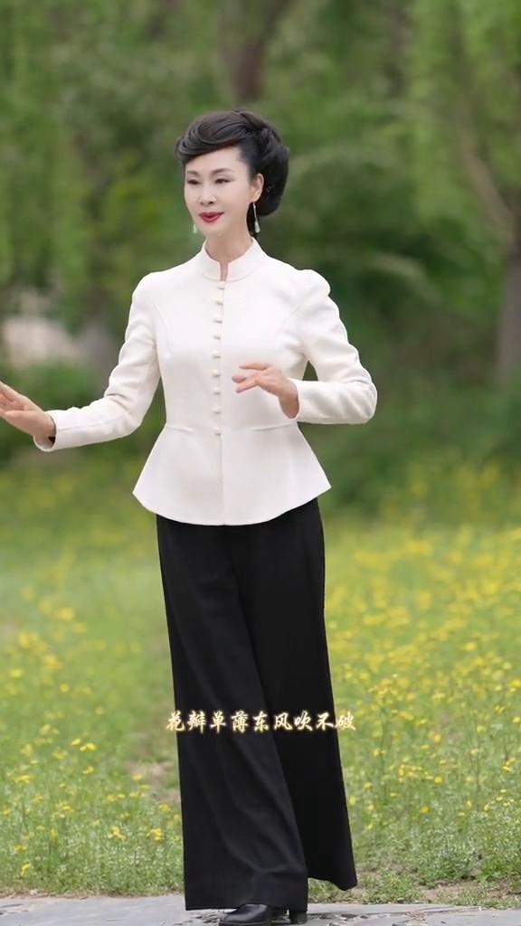 你的生命如此美丽，花朵有过参芳的颜色，妈妈也曾经那样美丽过。花瓣单薄东风吹不破，