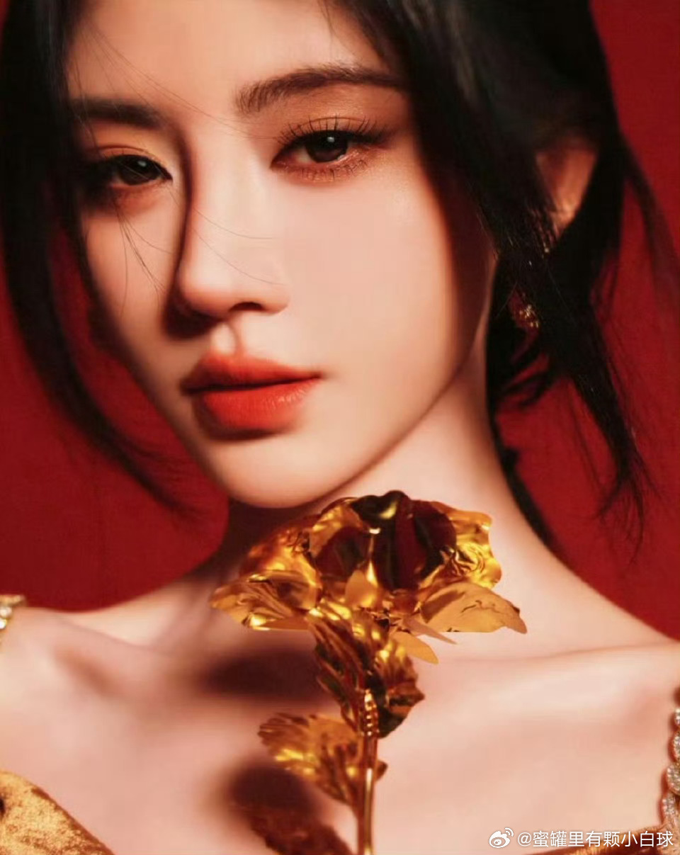 被鞠婧祎美的挪不开眼睛太美了太美了，光看背影就很惊艳了～多多拍戏多多见面