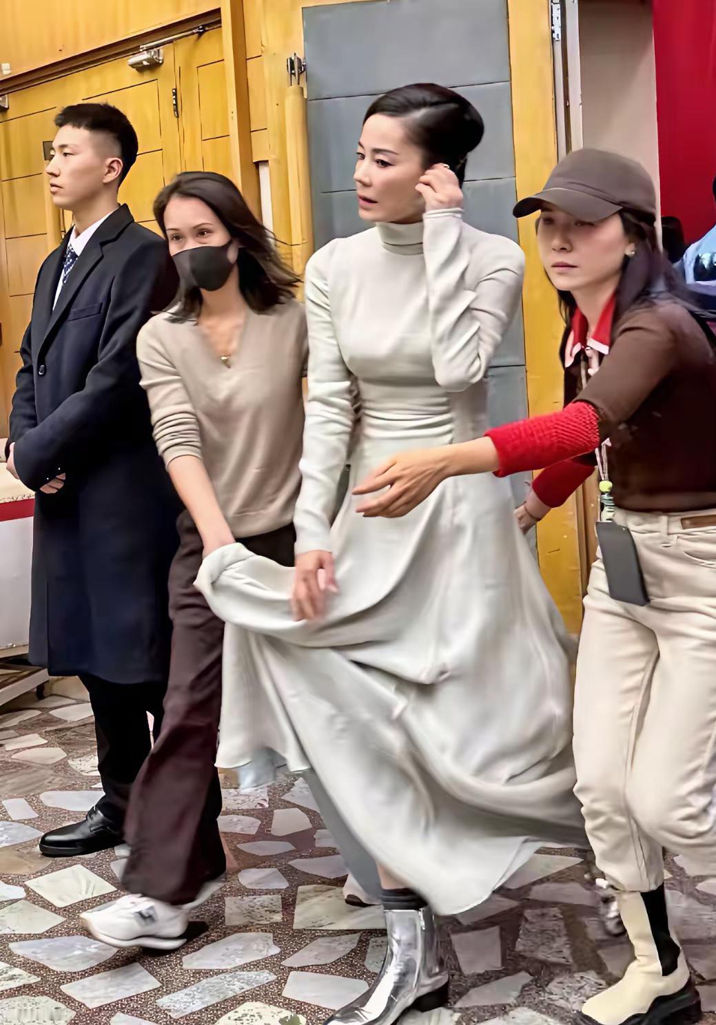 2026年春晚，王菲的亮相真是让人一言难尽。候场时工作人员大声喊“让开让开”，助