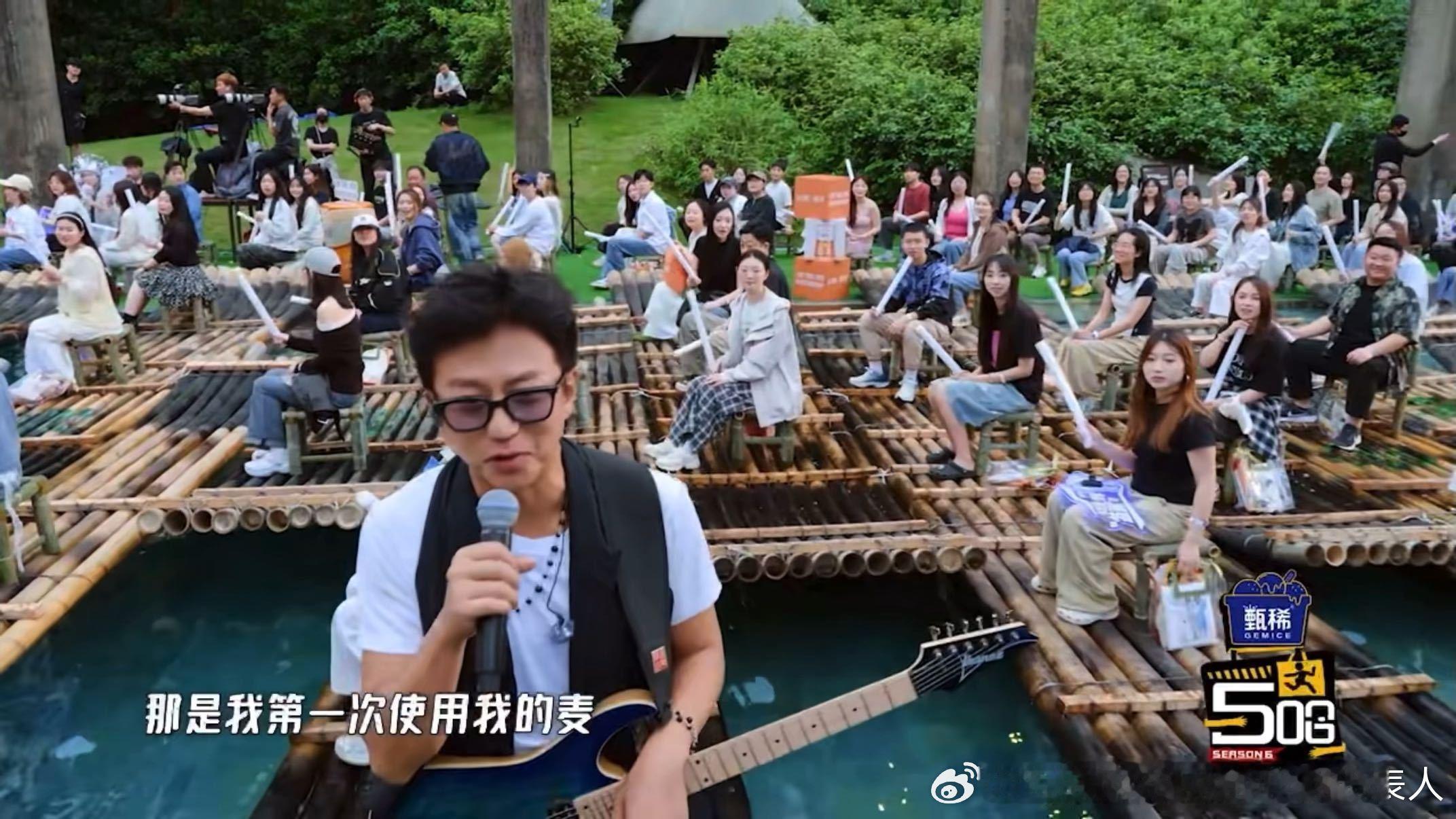邓超的麦克风第一次用就掉水里了哈哈哈哈哈 哈哈哈哈笑不活了，邓超的麦克风第一次用