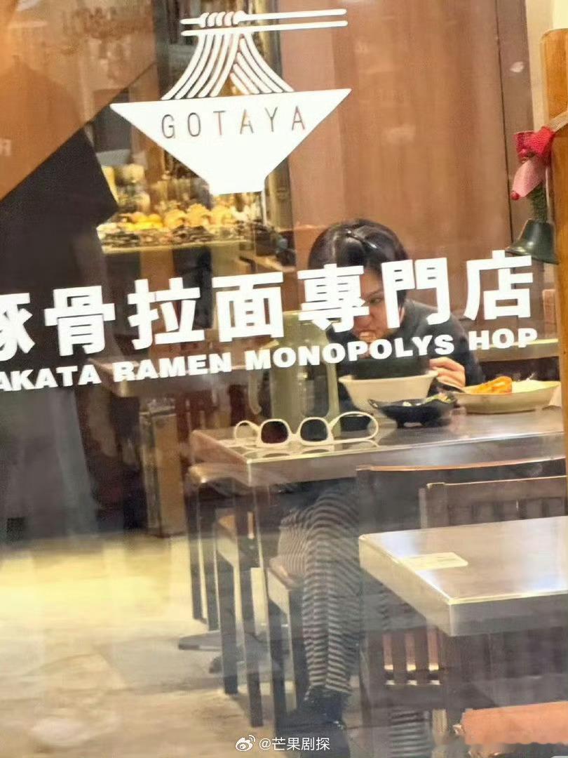 偶遇金子涵素颜吃拉面金子涵齐耳短发素颜吃拉面 偶遇金子涵素颜吃拉面，头发张长了点