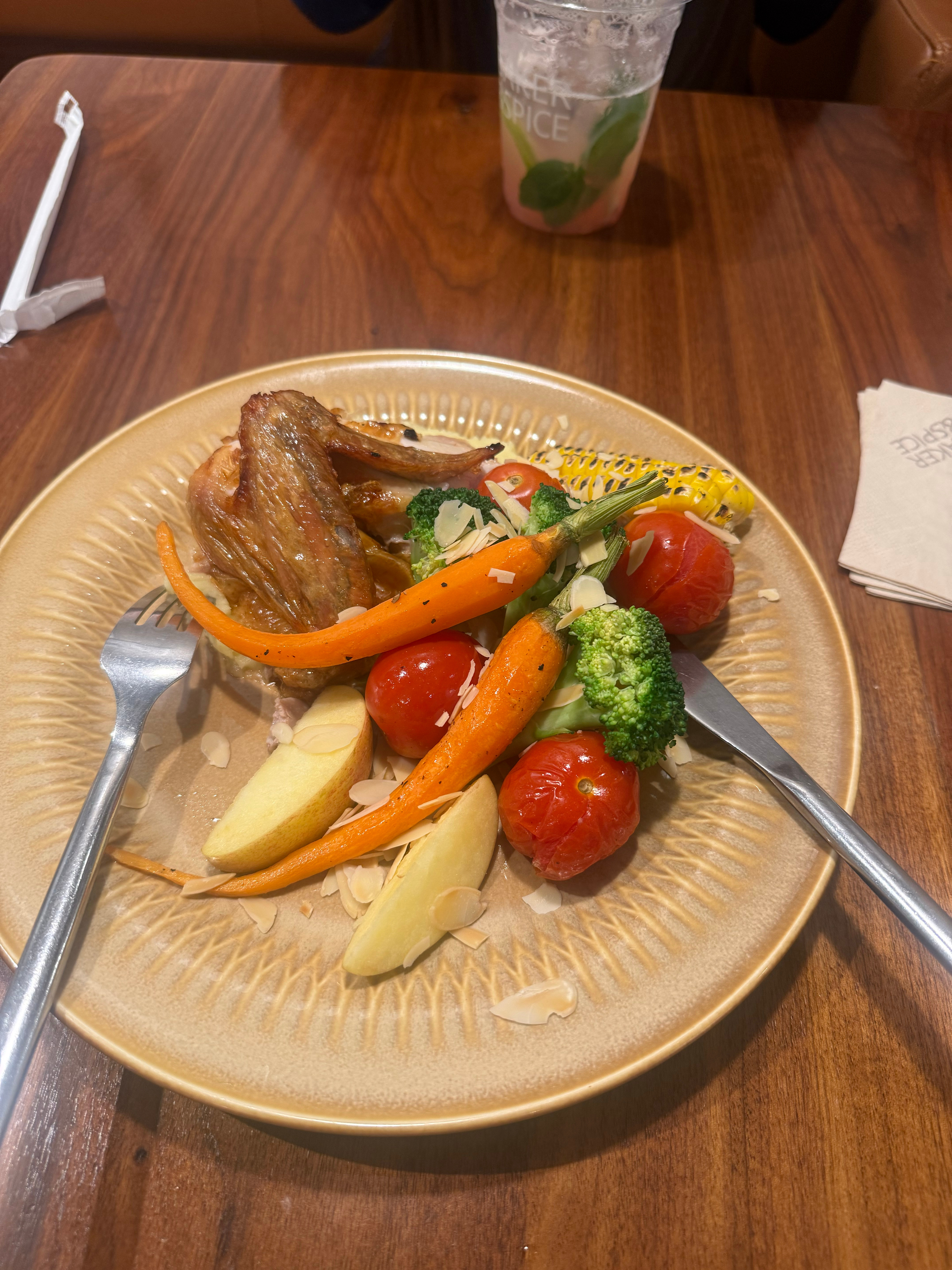 现在直接就在轻食餐厅移动办公了，每次和同事对也就约在大家中间位置的店里，一边对一