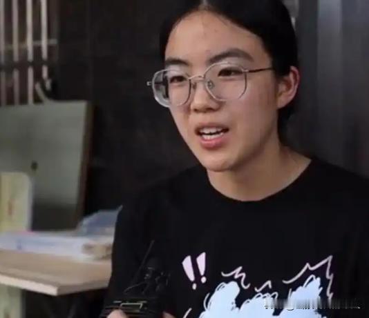 浙江女孩受匿名资助四年
保研复旦后寻恩道谢
见面瞬间愣住
恩人竟是高中同学的父亲