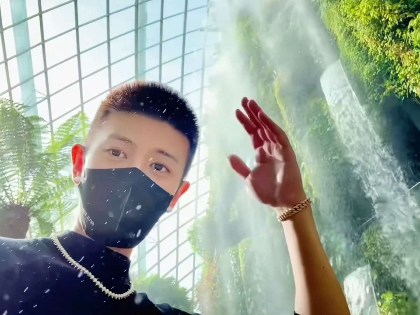 任嘉伦新加坡vlog，洗头这里好好笑，可以看出国超只要工作就开心！