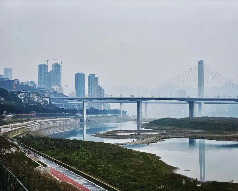 两江四岸滨江线持续打造，重庆人的江边福利越来越多 
重庆正在推进百公里两江四岸美
