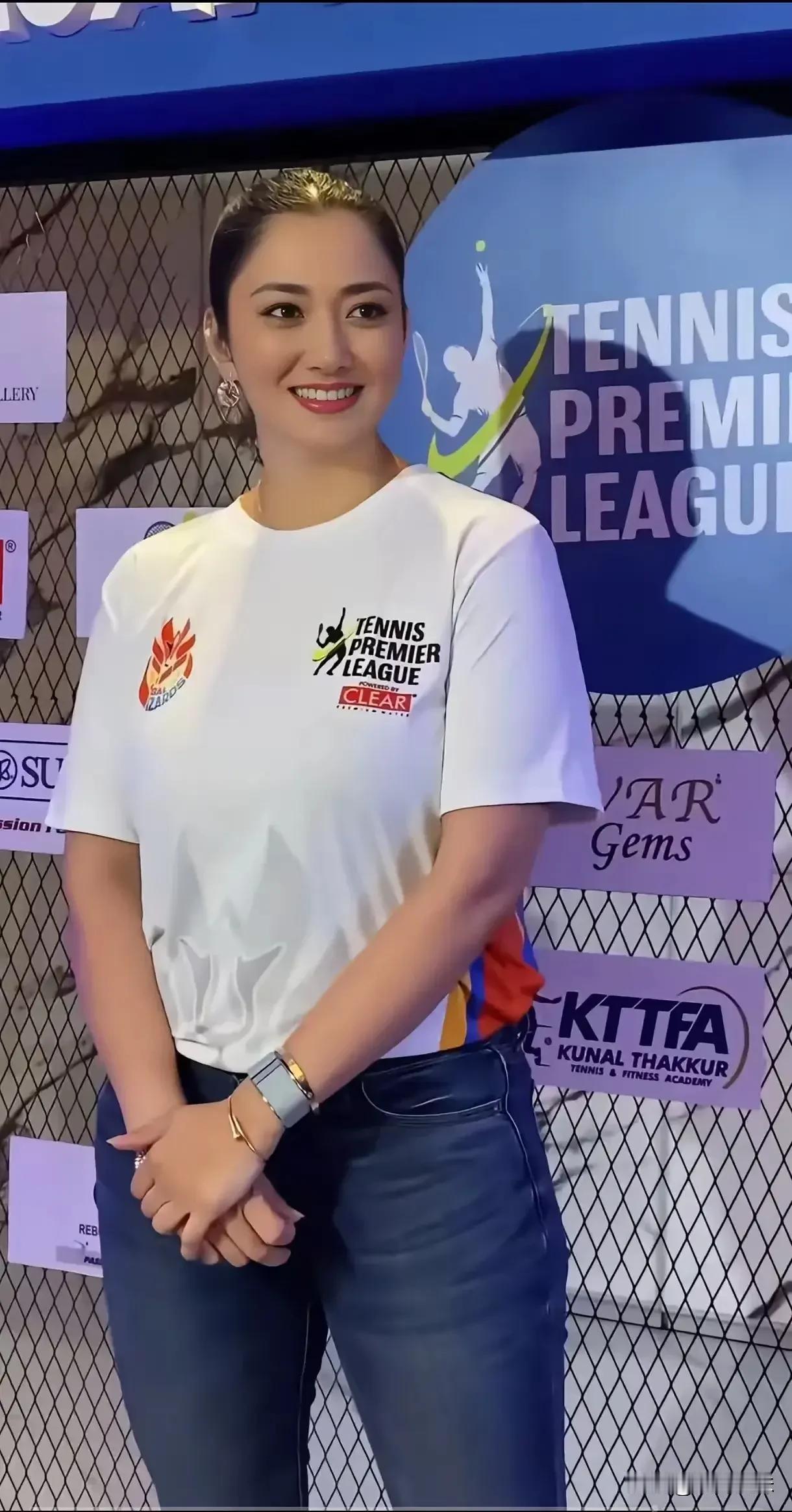 网球赛场上的时尚达人，自信微笑，尽显风采！🎾💃