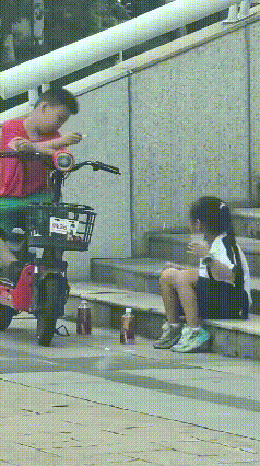 唏嘘！小小年纪竟模仿大人吸烟！
看长相就像外国人，这一幕看得人心里发堵！台阶边的