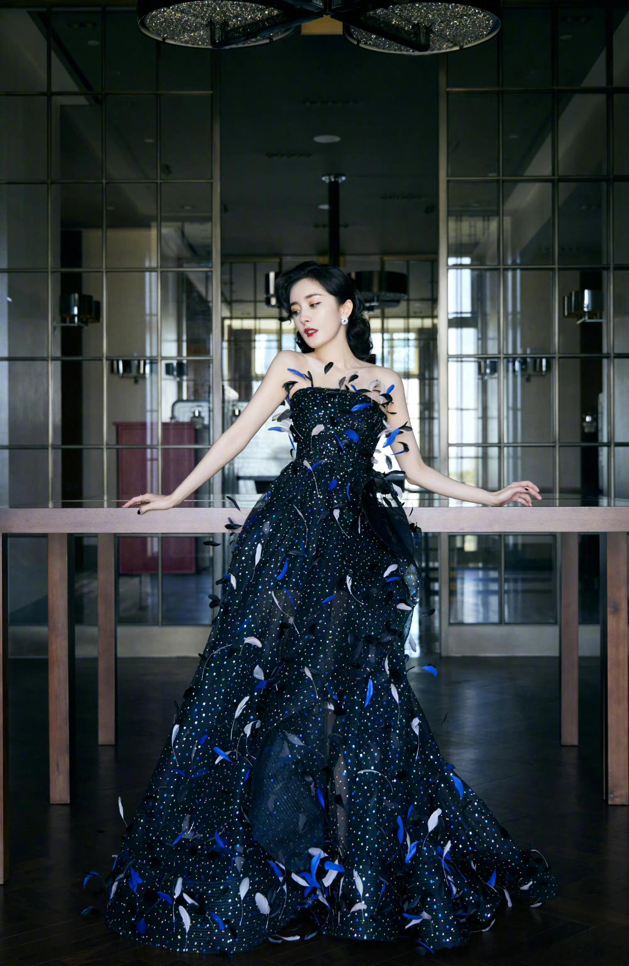 杨幂  🦊杨幂小野和子全球品牌代言人 不能说自己平平无奇啊，要记住自己是独一无