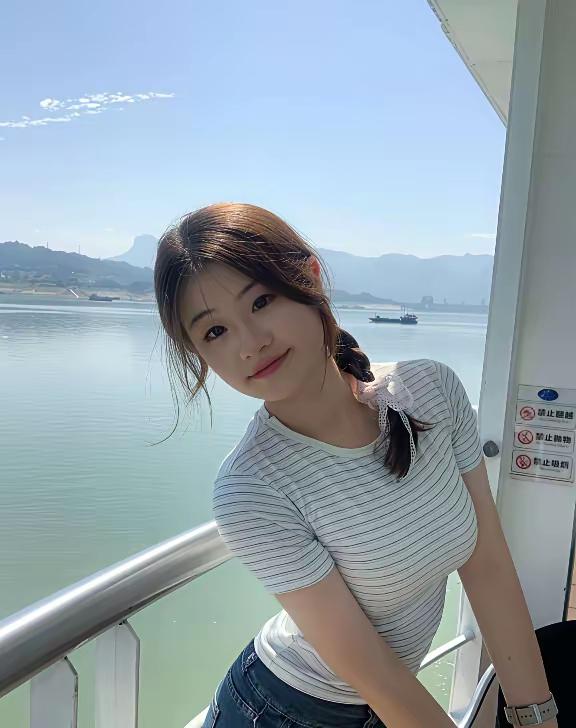 阳光明媚，她靠在栏杆上微笑。