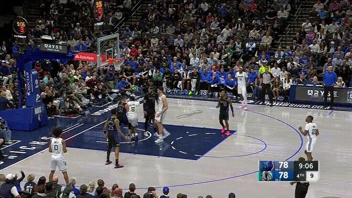 独行侠老将克莱-汤普森真是一个暴脾气！在今天进行的独行侠和灰熊的比赛中，当时比赛