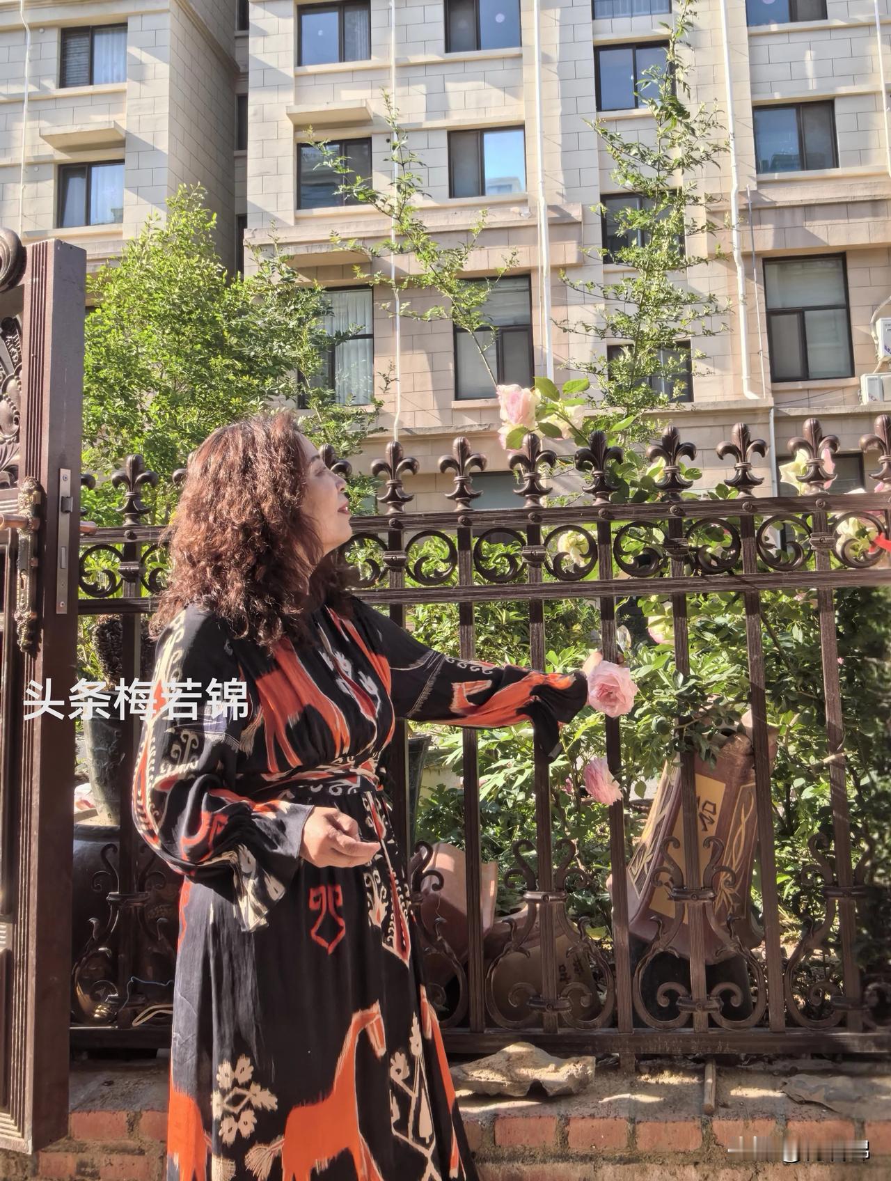 下午修牙回来又犯了一次“花痴”。今年修了五六次牙齿了，牙齿一块儿一块儿像沙子一样