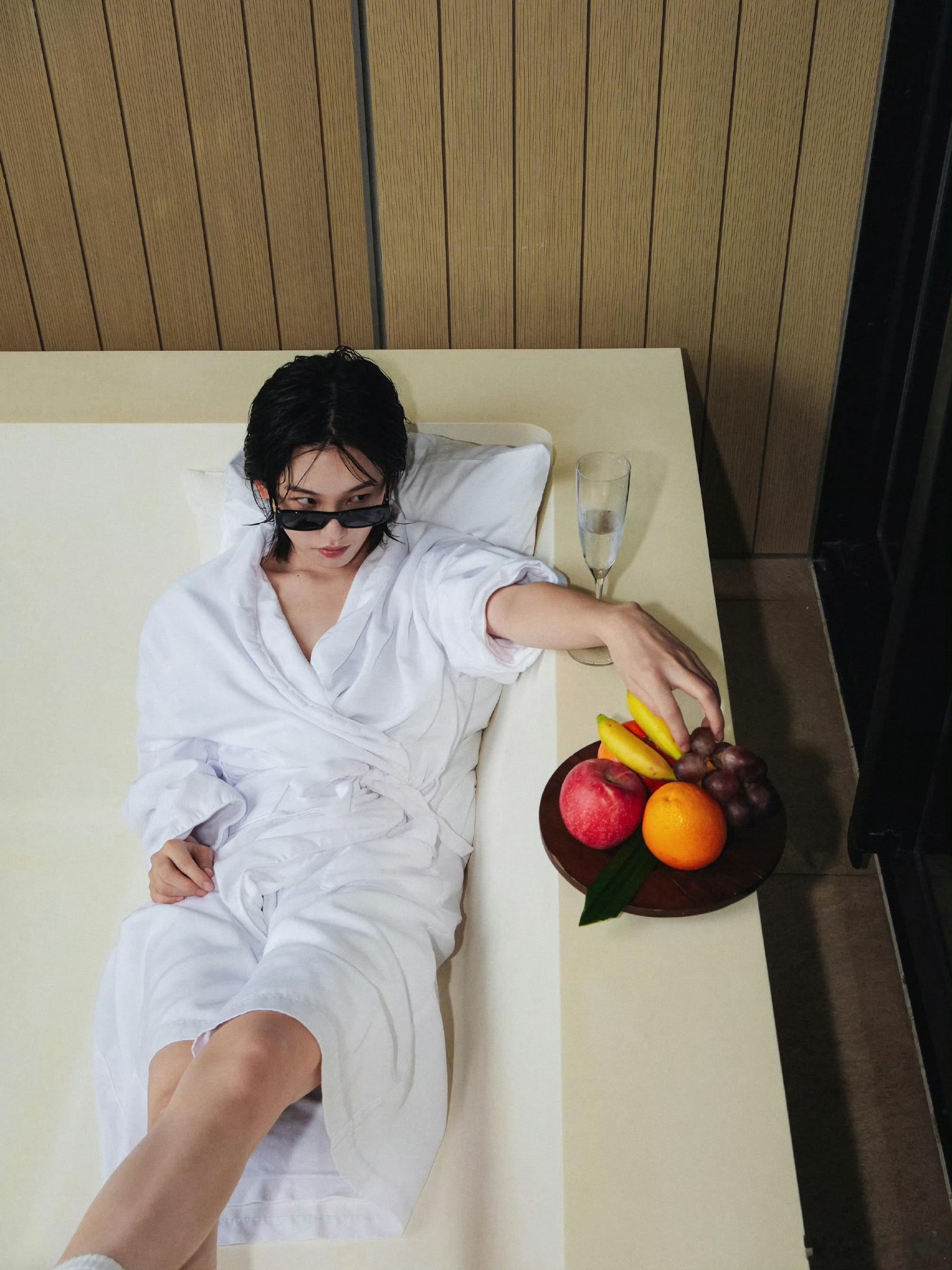 陆柯燃[超话]陆柯燃浴袍照陆柯燃湿发 这组好松弛！白色浴袍加上湿发帅死谁了[哇]