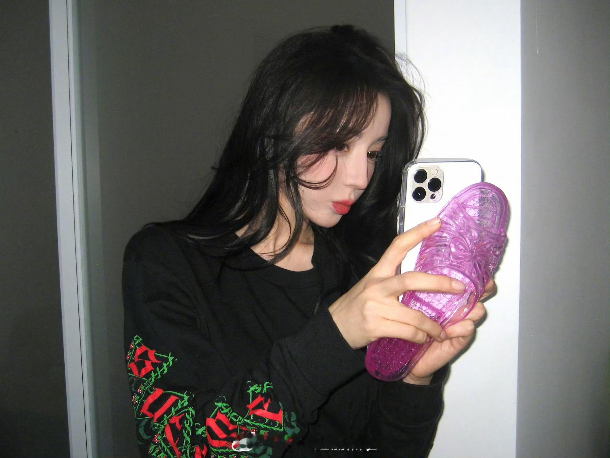 迪丽热巴微博更新六宫格营业照，美女也爱用抽象的手机壳