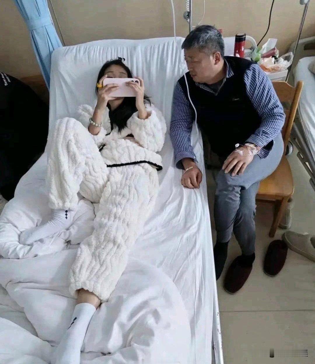 这老父亲真宠女儿啊，要是儿子敢这样吗？