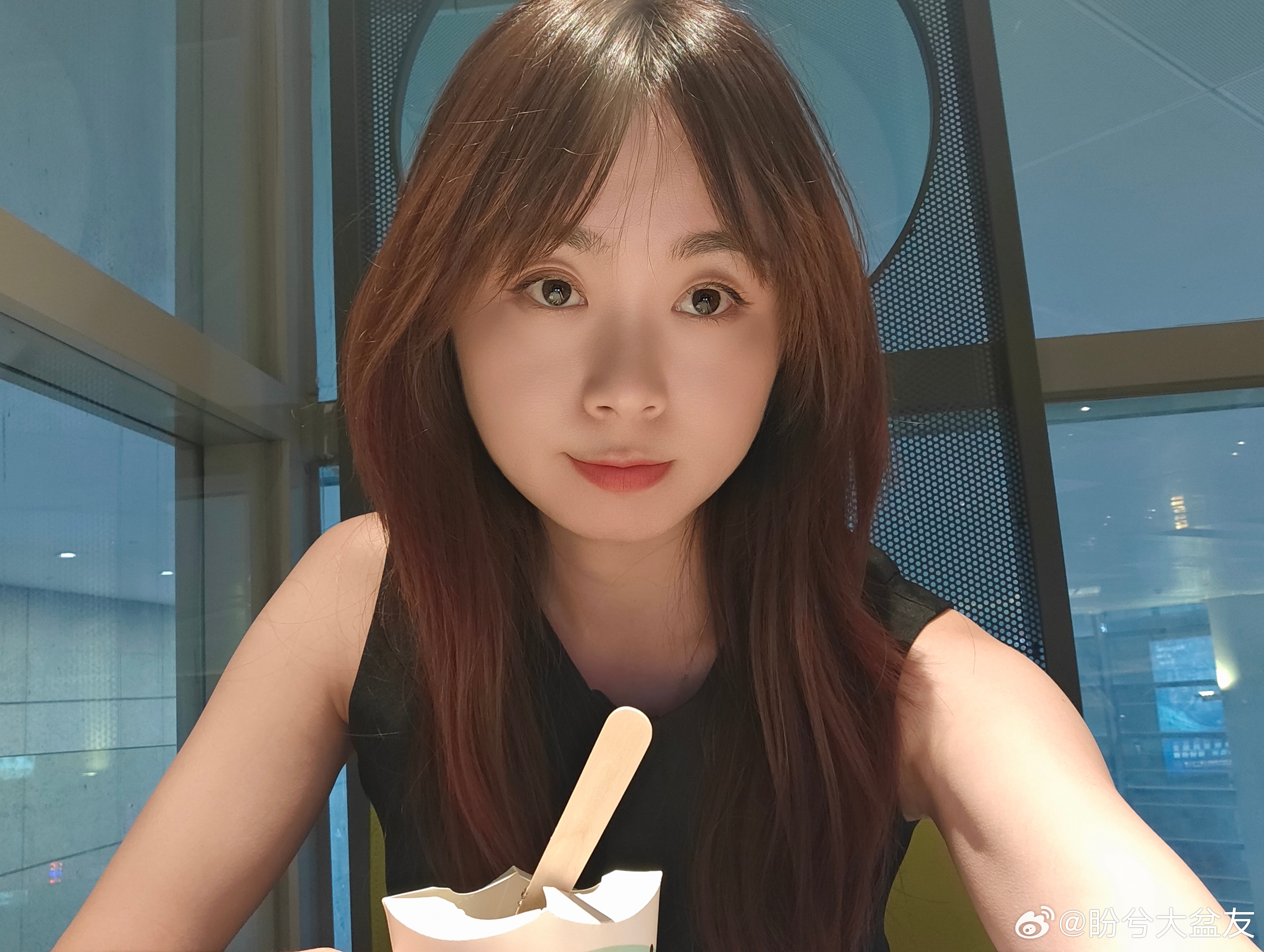 要在这水灵灵的等到 8 点，太无聊了，不知道虹桥机场有没有那种可以 K 歌的小房