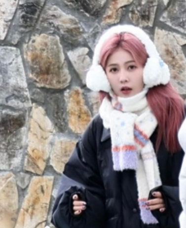 白鹿呆呆的表情包好可爱白鹿呆呆站着看粉丝愣住了白鹿的粉发造型真的超适合她，呆呆站