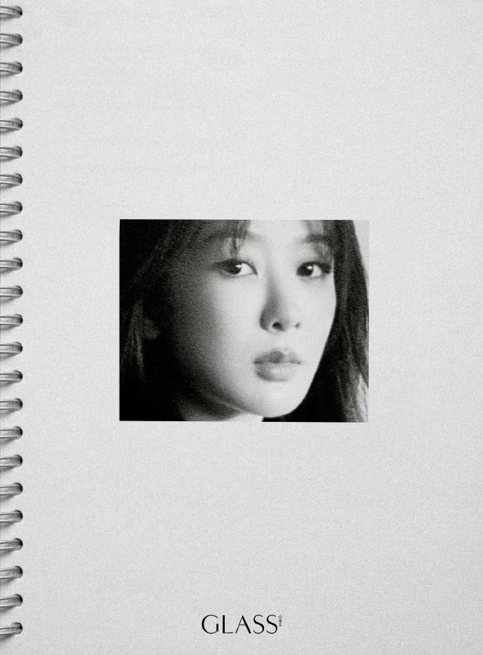 杨紫GLASS2026开年刊绝了！光阴沉墨纸载道，艺术感直接拉满💯 