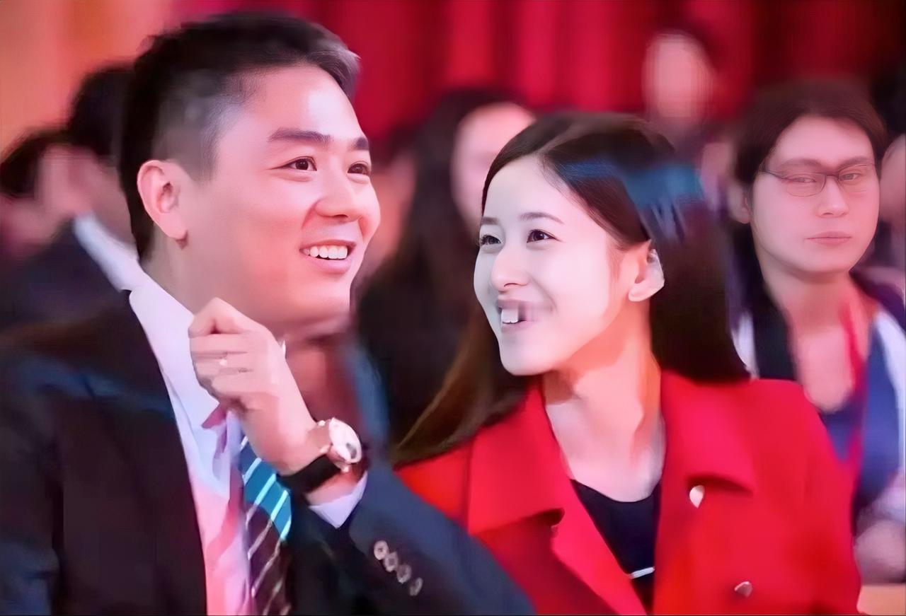 刚又刷到这张照片，奶茶妹妹看刘强东的眼神里，全是藏不住的喜欢。那种快要溢出来的爱