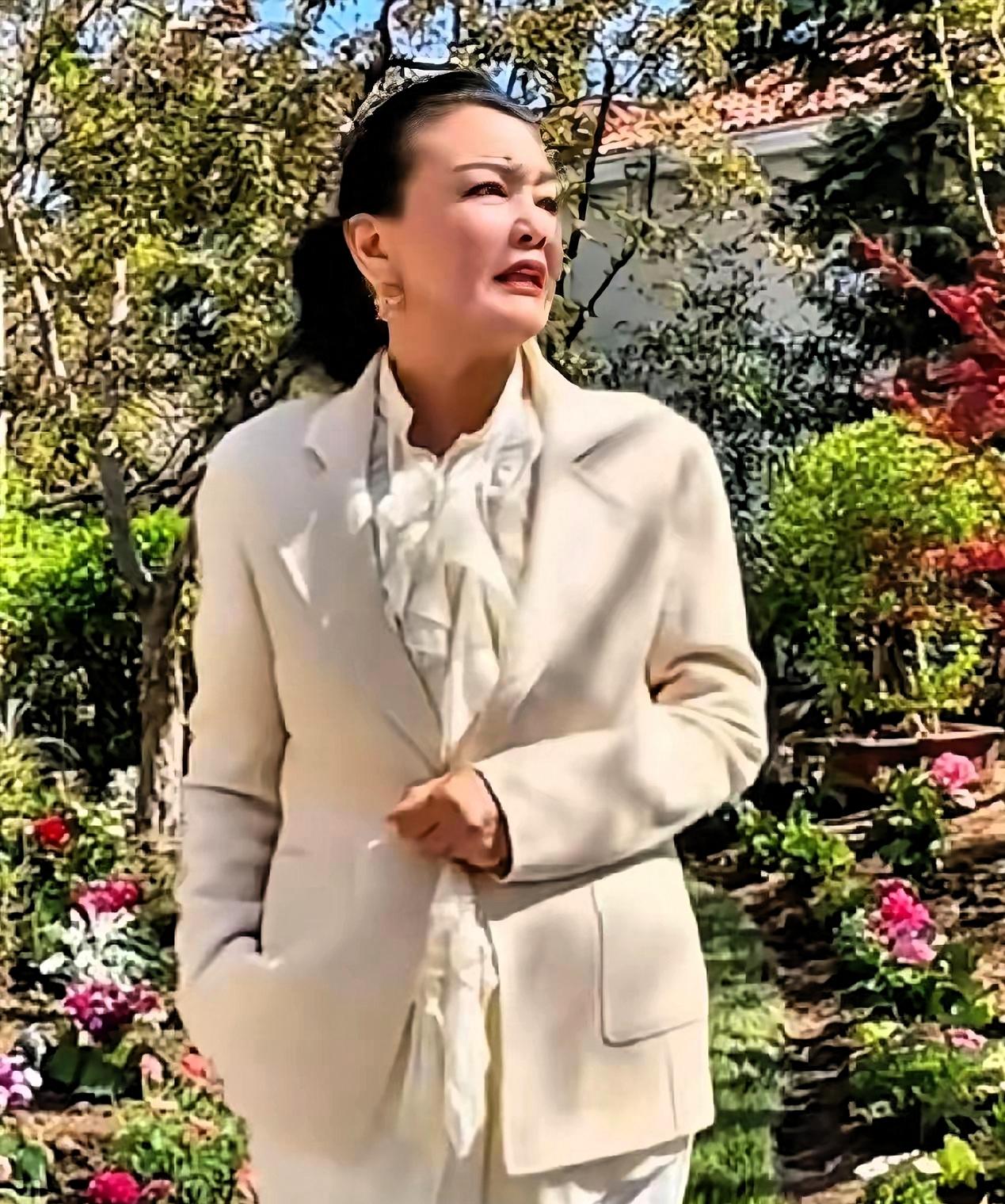 张兰直播呢，她被问到，儿媳小梅，也做直播了，张兰就说，别播了累人，伤身体，要好好