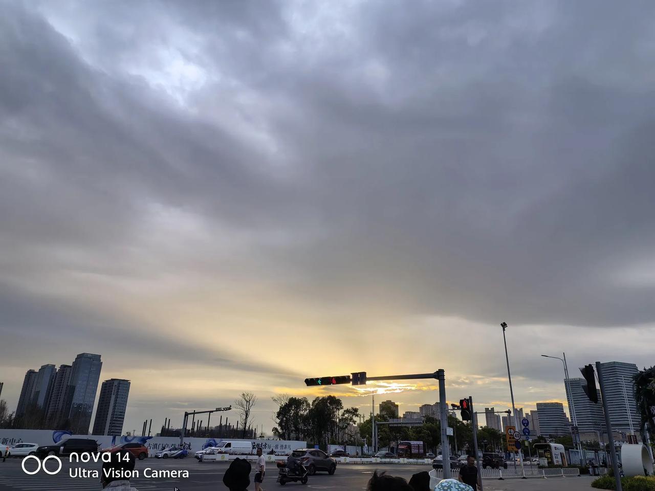 巫家坝的晨光，是打工人未拆的“早安包”

天还没完全亮透，昆明巫家坝的路口已被早