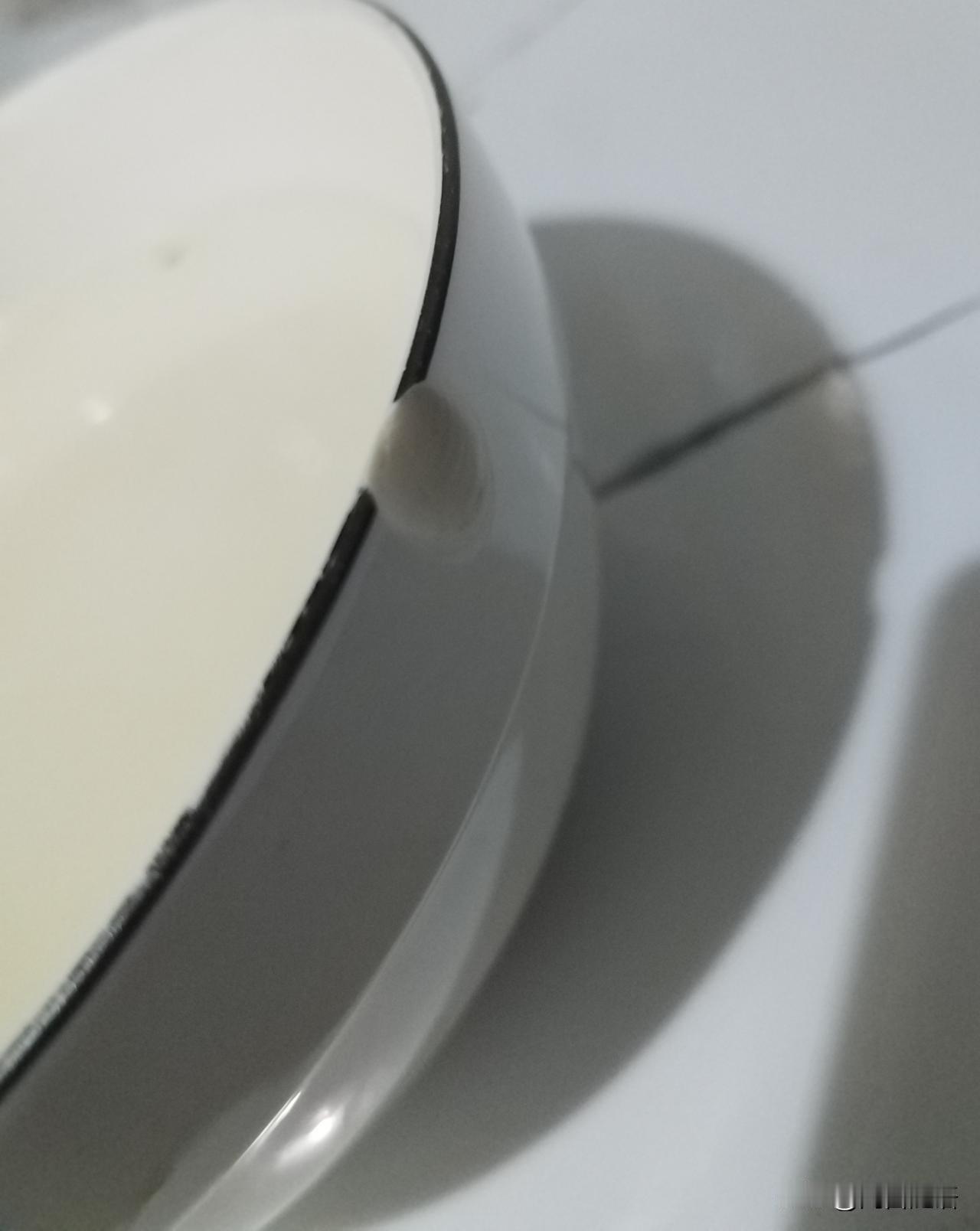 这碗上多了个豁口，就是我一直在等的借口。
都说破碗不吉利，我倒不信这个，但我信极