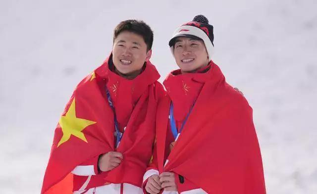 天南地北大拜年大年初五，米兰冬奥会将继续进行，徐梦桃、王心迪这队金牌伉俪携手向自