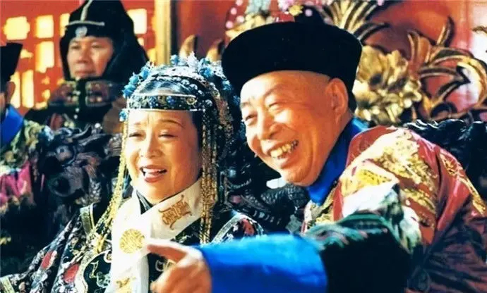 光绪三十四年，慈禧卧病仪鸾殿，痢疾缠身、性命垂危。弥留之际，她目光死死盯住贴身伺