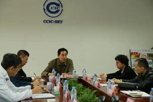 认证这柄贸易利刃，中国终于亮出来了。8月5日，认监委通知很简短，信息量却炸裂：暂