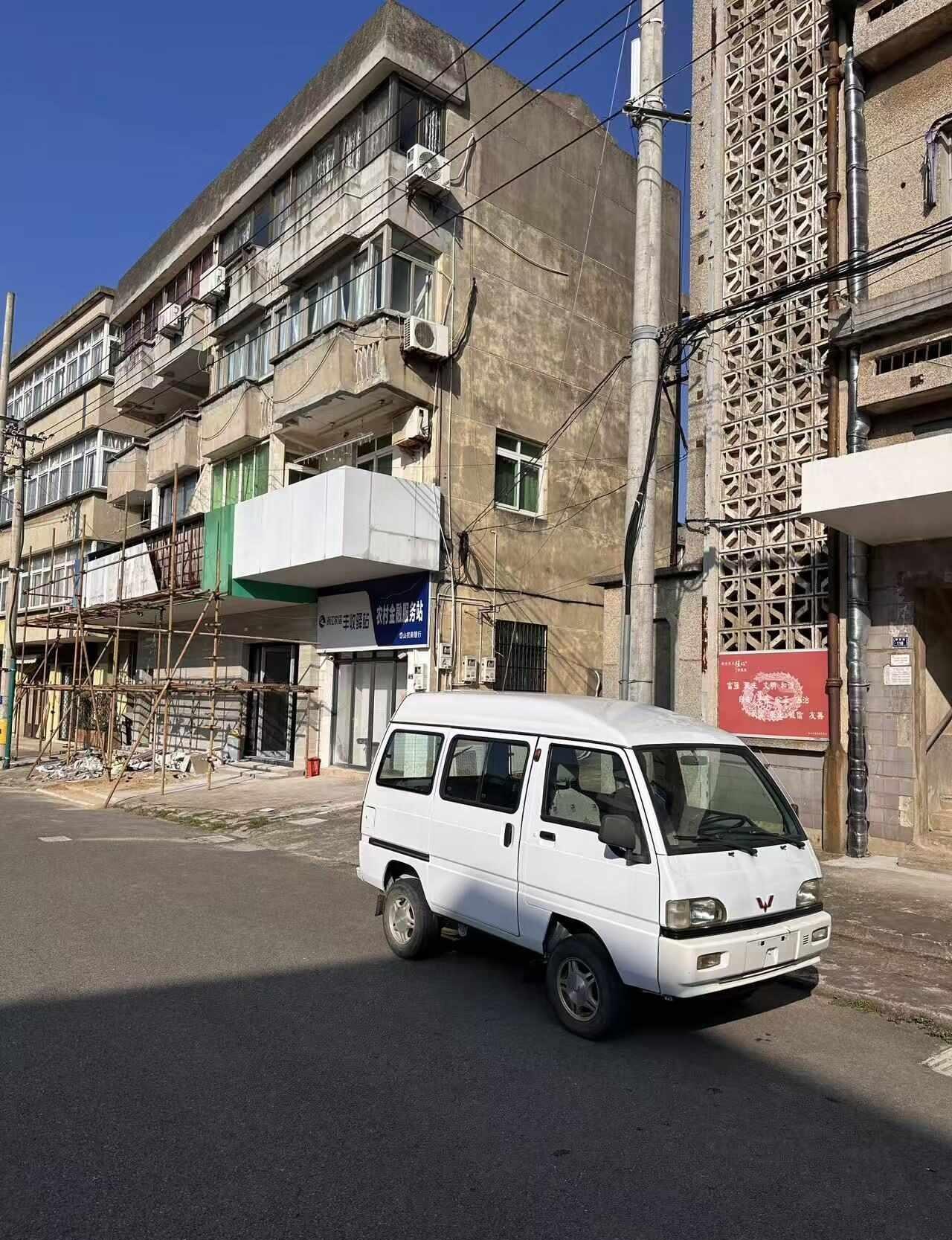 这车适合老小区吗？
这个车浙牌不多了吧？！经典怀旧老车 越旧越有味 酷酷的车子 