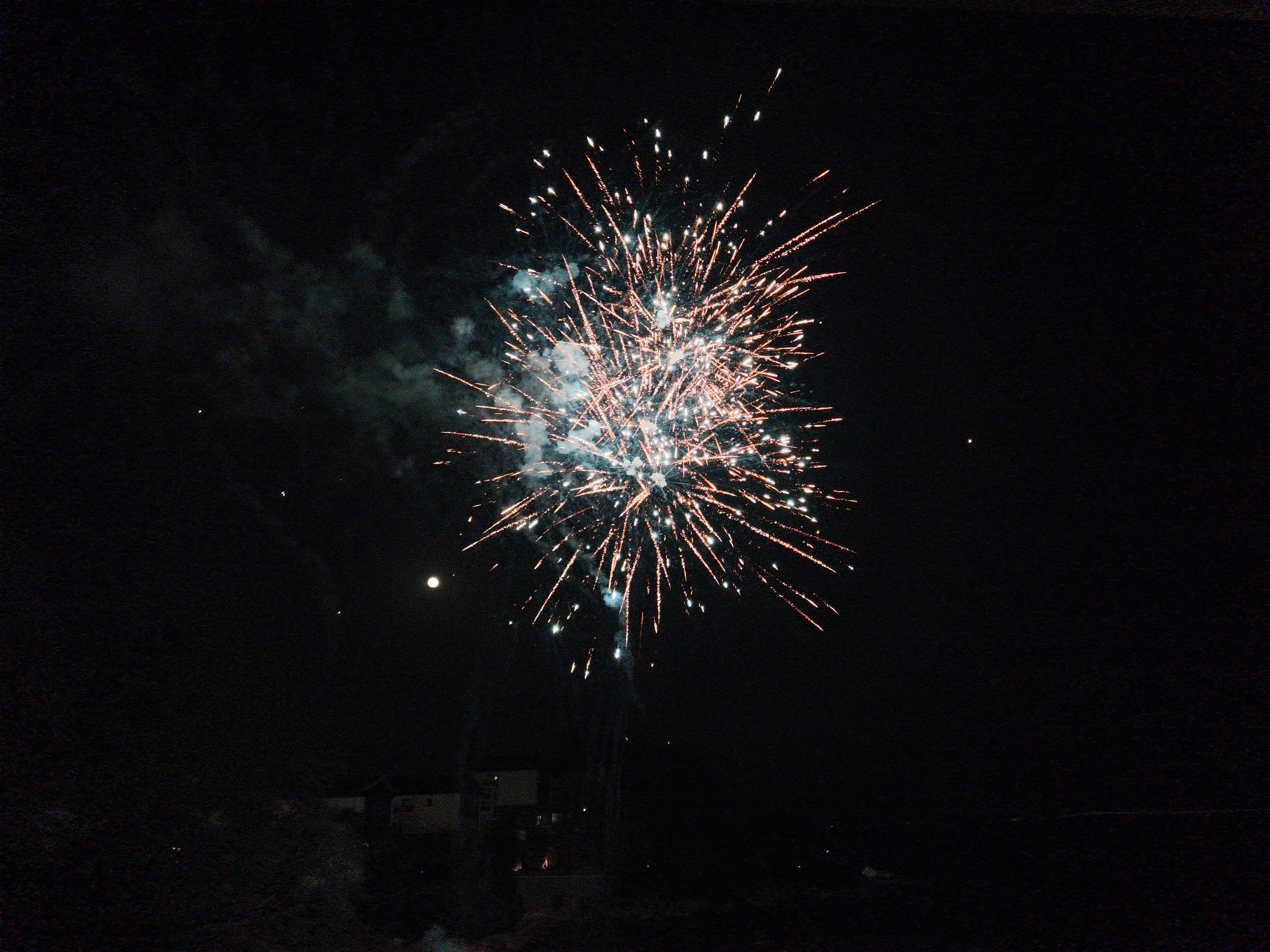 给大家分享一组浪漫的海边烟花，有海风、明月和音乐~ 