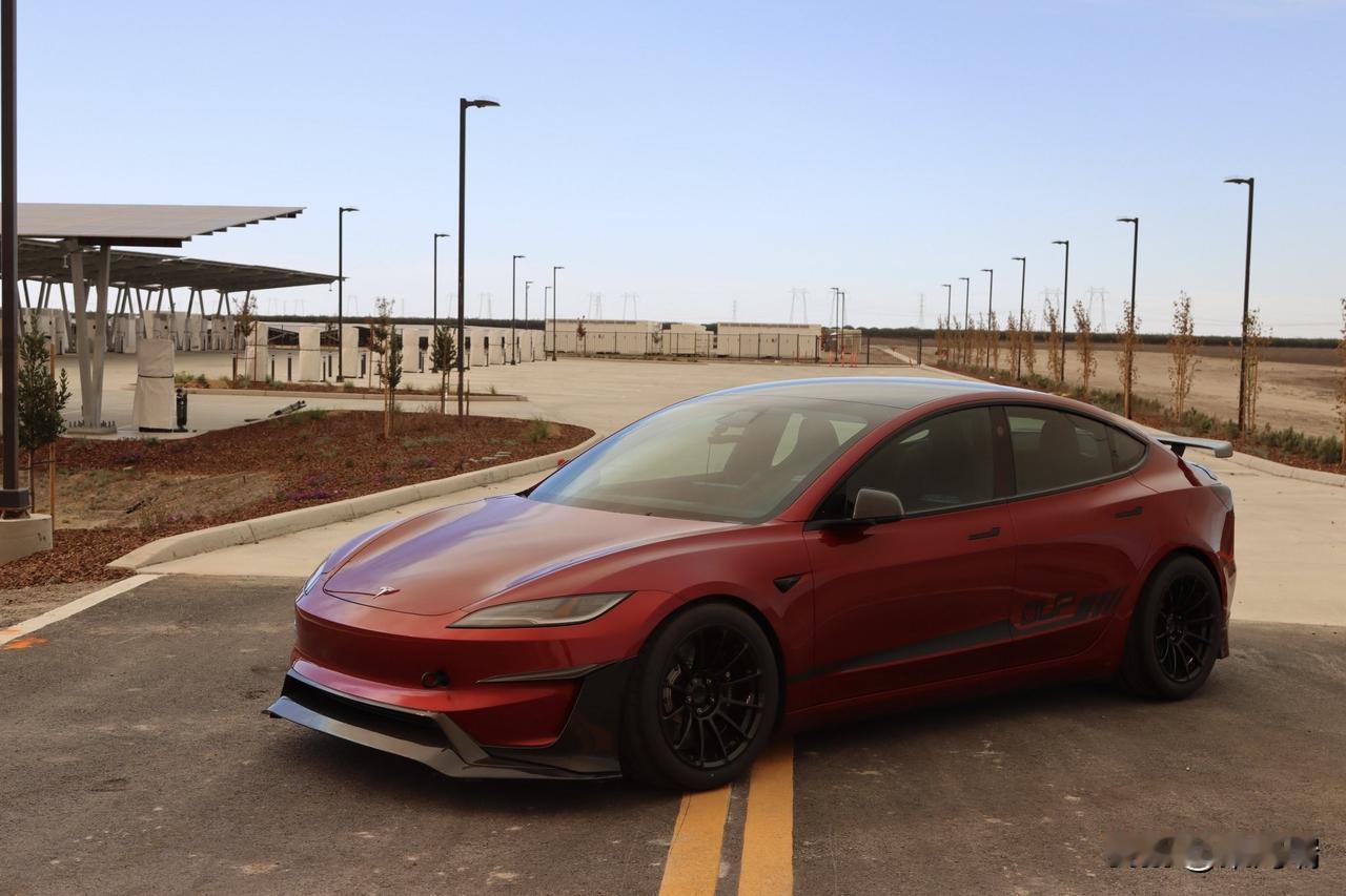 全球最大规模的特斯拉超级充电站，现已在加州 Lost Hills 全面开放。这一