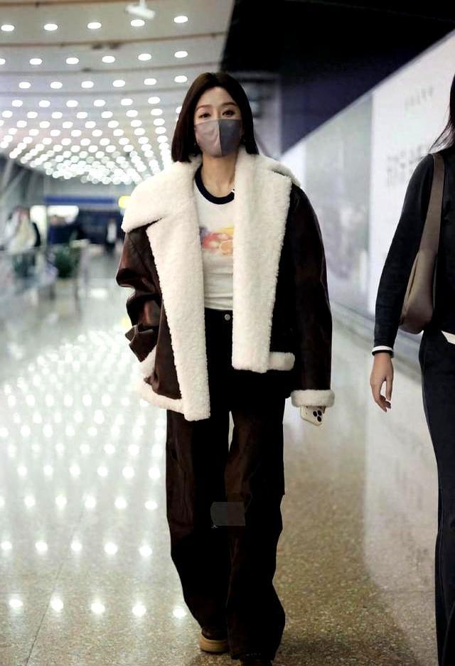 46岁秦岚用一套机场穿搭演绎了硬核商业逻辑：羊羔毛皮衣既展露锋芒又保留温柔，阔腿